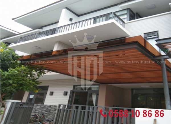 Mái kính màu trà sang trọng cho biệt thự hiện đại