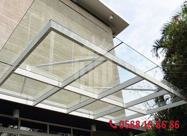 Mái kính sảnh màu tối, tạo sự tương phản cho nhà sơn trắng
