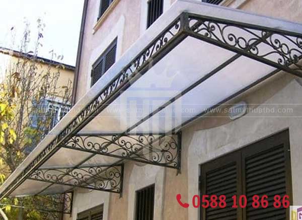 Mái kính sảnh che lối đi bên hông nhà, tạo hành lang sáng
