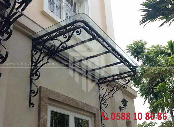 Mái kính sảnh che khu vực sân thượng nhỏ trước nhà
