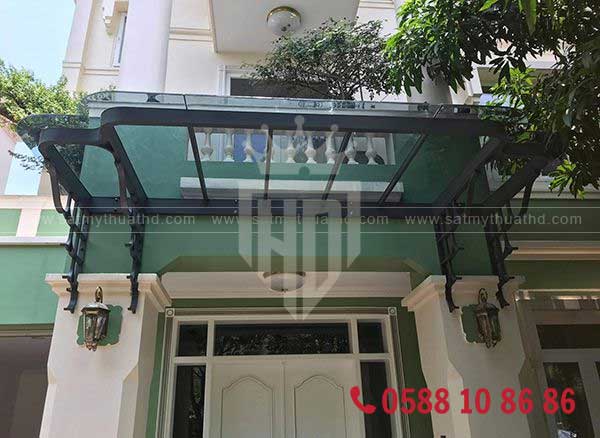 Mái kính sảnh khung thép sơn tĩnh điện màu trắng trang nhã
