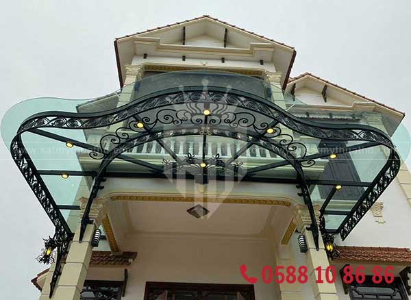 Mái kính sảnh hình chóp cho nhà phố có thiết kế đặc biệt
