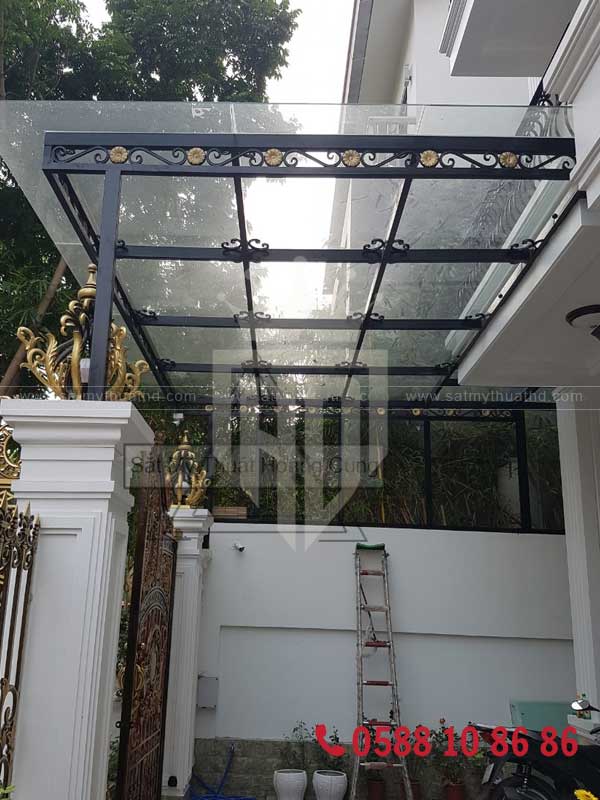 Mái kính sảnh che khu vực nghỉ chân, uống trà trước nhà
