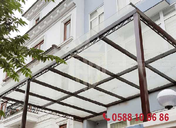 Mái kính sảnh với khung gỗ tự nhiên, ấm cúng và sang trọng
