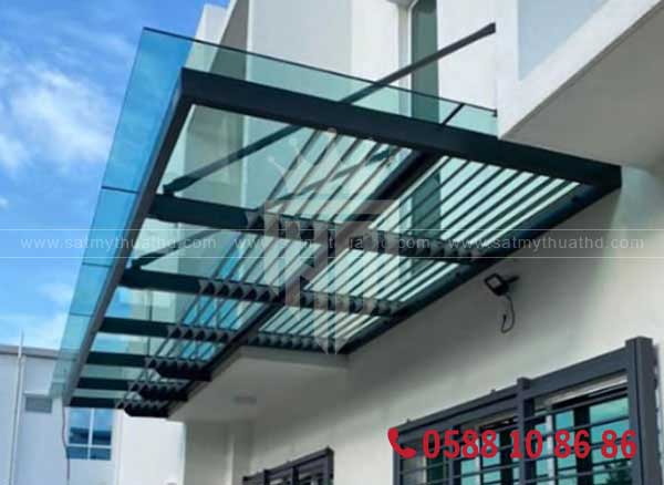 Mái kính sảnh phụ bên hông nhà ống, tối ưu ánh sáng
