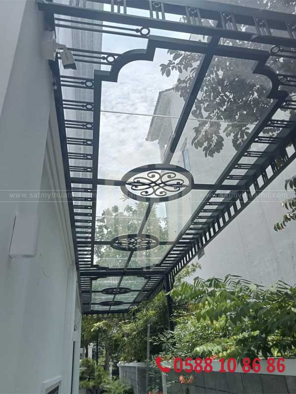 Mái che sảnh kính cường lực và lam nhôm chắn nắng
