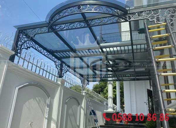 Mái kính sảnh nhà phố với khung inox 304 sáng bóng, bền đẹp
