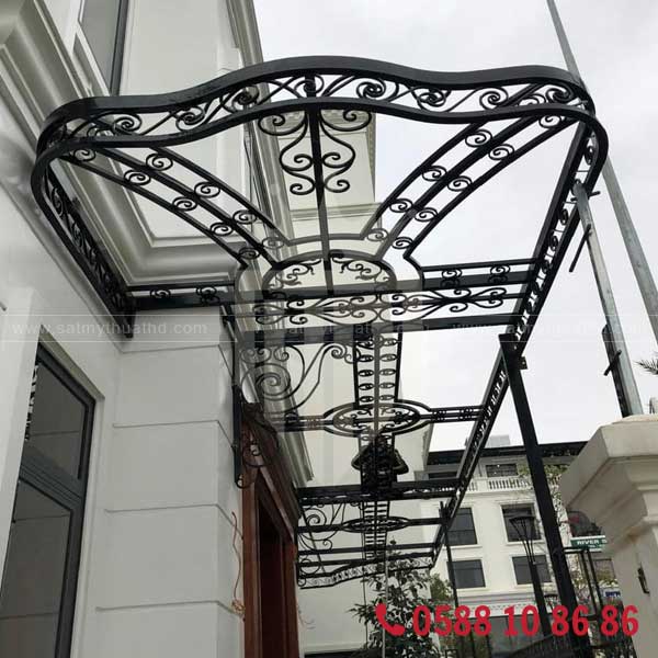 Mái kính sảnh cho nhà phố mặt tiền hẹp, tạo cảm giác rộng
