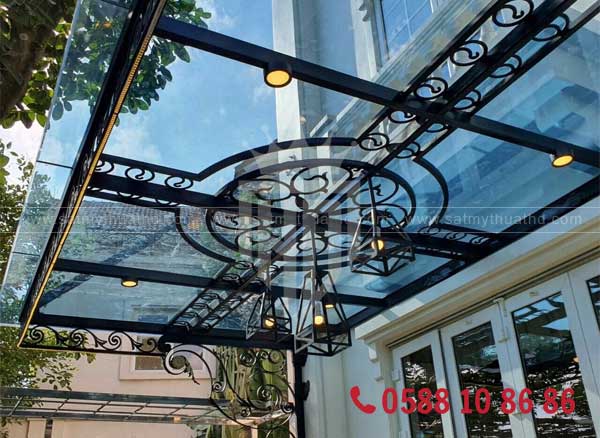 Mái kính sảnh có độ dốc hợp lý, thoát nước nhanh, hiệu quả
