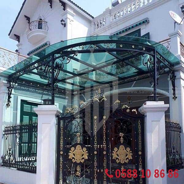 Mái kính sảnh nhà phố kết nối không gian với sân vườn
