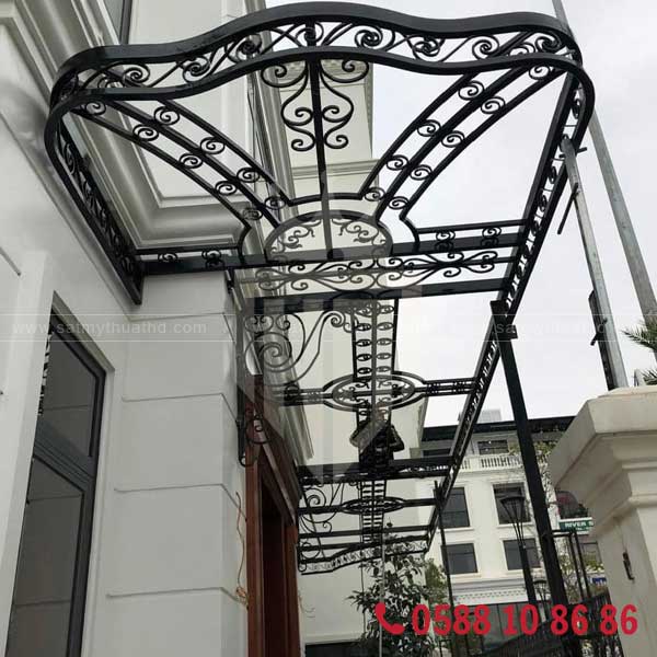 Góc nhìn từ dưới lên mái kính sảnh cường lực trong suốt
