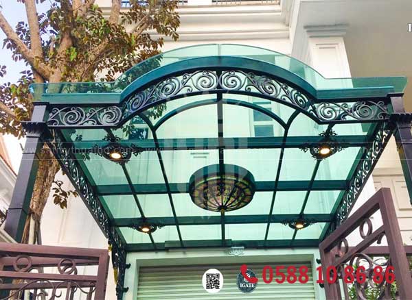 Mái kính sảnh nhà phố tích hợp đèn LED lung linh buổi tối
