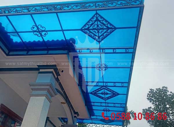 Mái kính sảnh cường lực cho nhà phố có mặt tiền ốp đá
