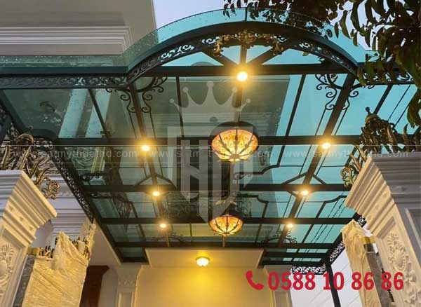 Mái kính sảnh có hệ thống máng xối inox thoát nước mưa
