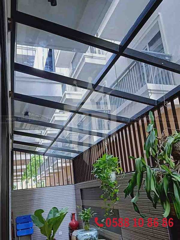 Mái kính sânh sân vườn đón nắng tự nhiên 