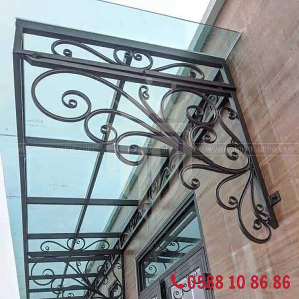 Mái kính sảnh che khu vực sân thượng nhỏ trước nhà
