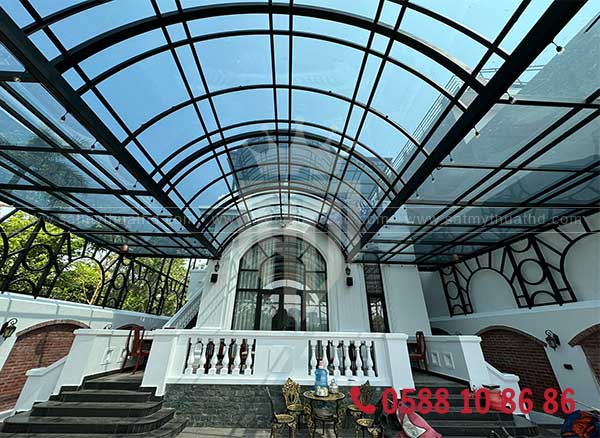 Mái hiên kính cường lực dạng vòm che mưa cho ban công.