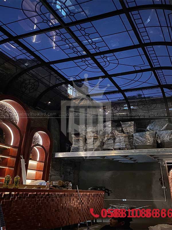 Mái kính vòm cường lực cong cho sân thượng nhà phố.