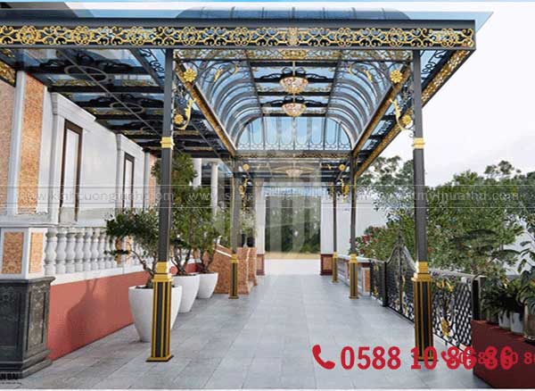 Mái vòm kính nghệ thuật với hoa văn trang trí tinh xảo.