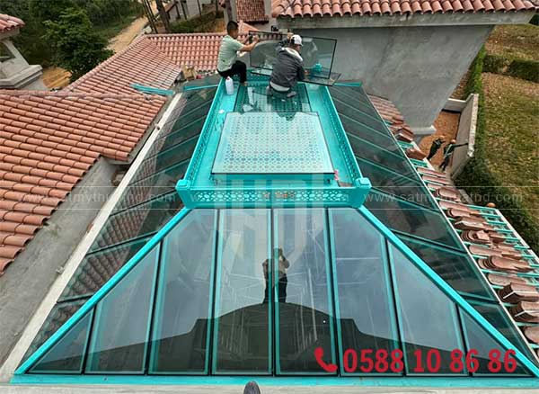 Kết cấu khung thép đỡ mái vòm kính cường lực chắc chắn.